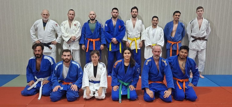 קבוצת ג׳ודופאן מצטלמת יחד, שורה עומדת ושורה כורעת, בחגורות בצבעים שונים
