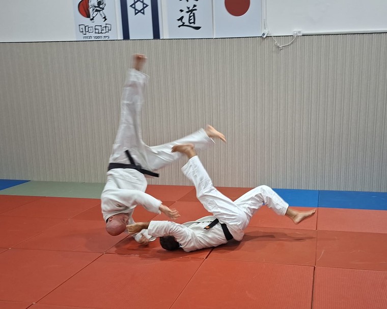 מתאמן מבצע הטלת טומואה נגה, היריב באוויר בזמן ההטלה